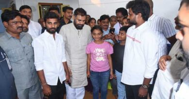 రోడ్డు ప్రమాదంలో మరణించిన జనసేన కార్యకర్త కుటుంబానికి రూ.5 లక్షల సాయం అందించిన పవన్