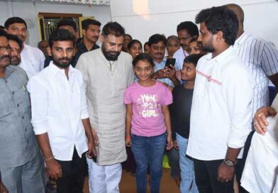 రోడ్డు ప్రమాదంలో మరణించిన జనసేన కార్యకర్త కుటుంబానికి రూ.5 లక్షల సాయం అందించిన పవన్