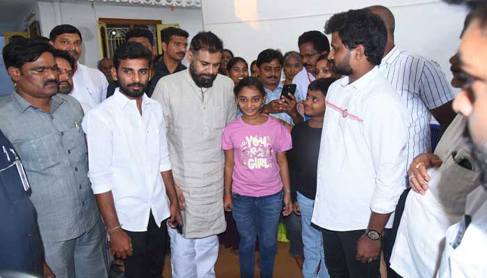 రోడ్డు ప్రమాదంలో మరణించిన జనసేన కార్యకర్త కుటుంబానికి రూ.5 లక్షల సాయం అందించిన పవన్