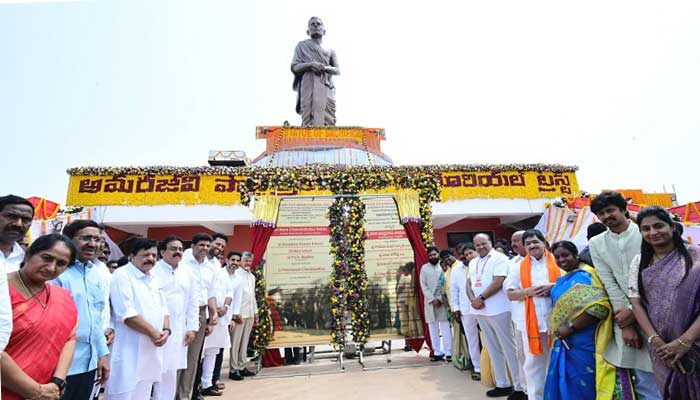 పొట్టి శ్రీరాముల త్యాగాలను గుర్తు చేసుకుంటు,రాష్ట్రాభివృద్ధికి కృషి చేయాలి-సీ.ఎం చంద్రబాబు
