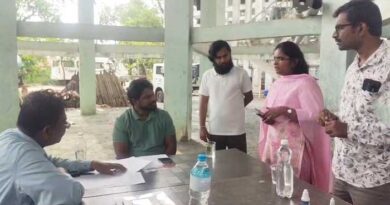 ఓవర్ హెడ్ వాటర్ ట్యాంక్ నుంచి తాగునీటి శాంపిల్లను పరిశీలించిన కమీషనర్