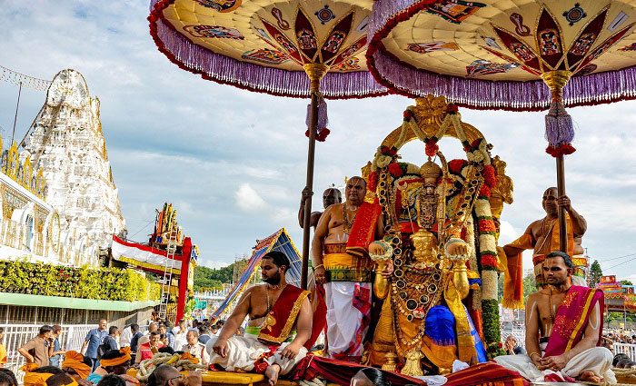 హనుమంత వాహనసేవలో కళా వైభవం.. భక్తిభావంతో అలరించిన కళాకారులు