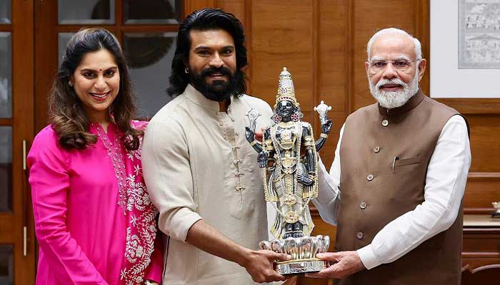 ప్రధాన మంత్రి నరేంద్ర మోదీని మర్యాదపూర్వకంగా కలిసిన రామ్ చరణ్ దంపతులు