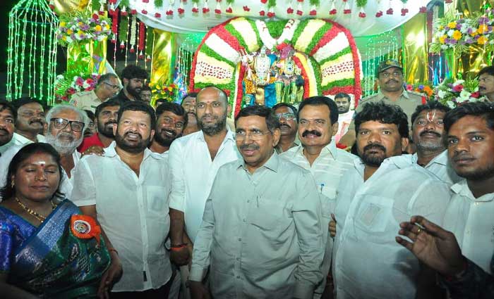 మైపాడు గేట్ వద్ద వైభవంగా మల్లికార్జున స్వామి తెప్పోత్సవం