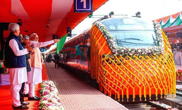 వందే భారత్ స్లీపర్ రైలును మాల్దా నుంచి పచ్చజెండా ఊపి ప్రారంభించిన ప్రధాని మోదీ