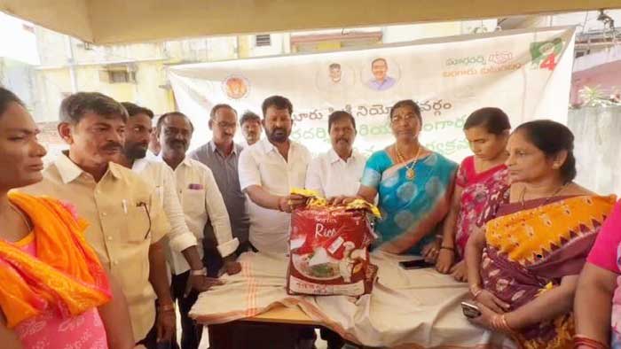 P4 మార్గదర్శి కార్యక్రమం బాగంగా 25 కుటుంబాలను దత్తత డిప్యూటీ కమిషనర్ చెన్నుడు