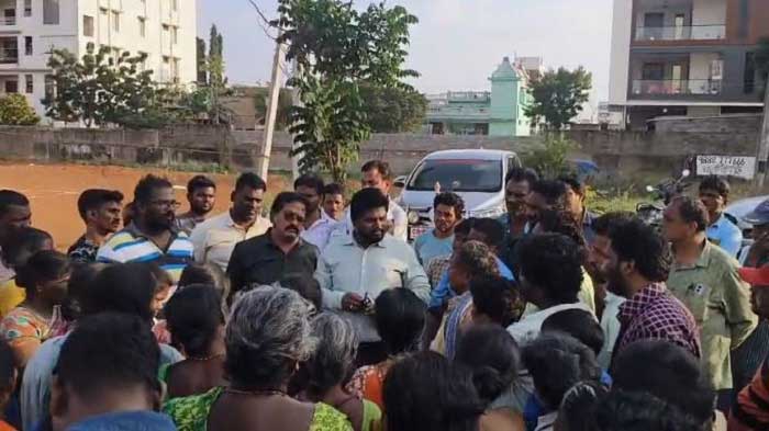 ఆక్రమిత స్థలంలో నిర్మించిన 6 ఇళ్లను తొలగించిన కార్పరేషన్ అధికారులు ఆక్రమిత స్థలంలో నిర్మించిన 6 ఇళ్లను తొలగించిన కార్పరేషన్ అధికారులు