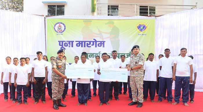 బస్తర్ డివిజన్‌లో పోలీసుల ఎదుట లొంగిపోయిన 51 మంది మావోయిస్టులు