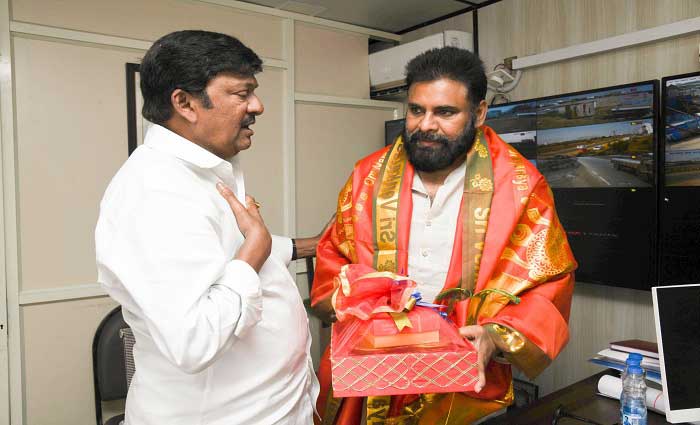 ఉపముఖ్యమంత్రి పవన్ కళ్యాణ్ భేటీ అయిన నటుడు రాజేంద్రప్రసాద్