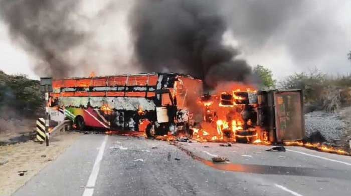 ఘోర రోడ్డు ప్రమాదంలో దగ్దం అయిన ప్రవేట్ ట్రావెల్స్ బస్సు-13 మంది సజీవ దహనం ఘోర రోడ్డు ప్రమాదంలో దగ్దం అయిన ప్రవేట్ ట్రావెల్స్ బస్సు-13 మంది సజీవ దహనం