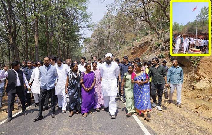 గిరి పుత్రుల మధ్య పార్టీ పతాకాన్ని అవిష్కరించిన జనసేనాని