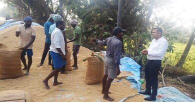 ధాన్య సేకరణను క్షేత్రస్థాయి పరిశీలించిన కలెక్టర్ హిమాన్షు శుక్లా