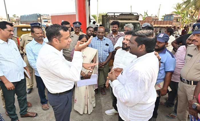 జిల్లాలో పెట్రోల్, డీజిల్ కొరత లేదు-కలెక్టర్ హిమాన్షు శుక్ల