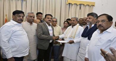 కర్ణాటక గవర్నర్‌ కార్యాలయంలో రాజీనామా లేఖను అందచేసిన సీ.ఎం సిద్ధరామయ్య