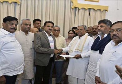 కర్ణాటక గవర్నర్‌ కార్యాలయంలో రాజీనామా లేఖను అందచేసిన సీ.ఎం సిద్ధరామయ్య