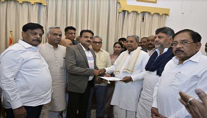 కర్ణాటక గవర్నర్‌ కార్యాలయంలో రాజీనామా లేఖను అందచేసిన సీ.ఎం సిద్ధరామయ్య
