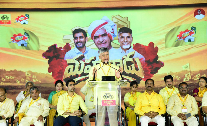 రక్తచరిత్ర రాసేవాళ్లు స్వర్ణాంధ్ర చరిత్ర రాయలేరు-ముఖ్యమంత్రి చంద్రబాబు