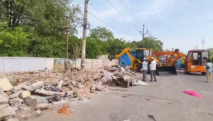 కరెంట్ ఆఫీస్ సెంటర్,నవాబుపేటలో రోడ్డు ఆక్రమణలు తొలగింపు
