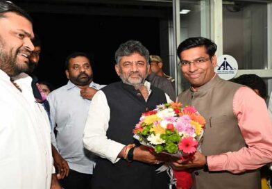 శ్రీవారి దర్శనం కోసం తిరుపతికి చేరుకున్న కర్ణాటక ముఖ్యమంత్రి డీకే శివకుమార్ శ్రీవారి దర్శనం కోసం తిరుపతికి చేరుకున్న కర్ణాటక ముఖ్యమంత్రి డీకే శివకుమార్