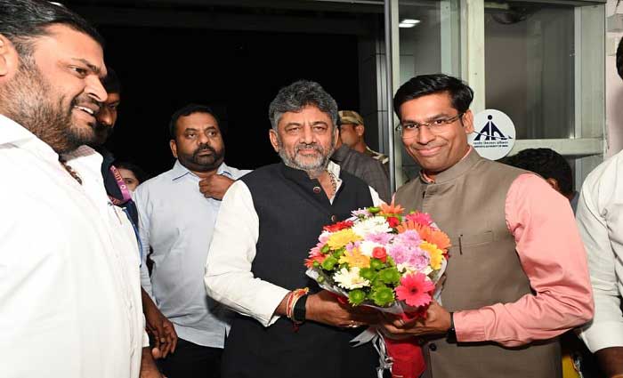 శ్రీవారి దర్శనం కోసం తిరుపతికి చేరుకున్న కర్ణాటక ముఖ్యమంత్రి డీకే శివకుమార్ శ్రీవారి దర్శనం కోసం తిరుపతికి చేరుకున్న కర్ణాటక ముఖ్యమంత్రి డీకే శివకుమార్
