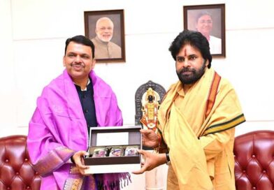 మహారాష్ట్ర ముఖ్యమంత్రి దేవేంద్ర ఫడ్నవీస్ తో సమావేశం అయిన పవన్ కళ్యాణ్