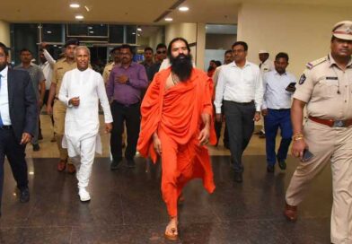 అంతర్జాతీయ యోగా దినోత్సవంలో పాల్గొనేందుకు విజయవాడకు చేరుకున్న స్వామి బాబా రాందేవ్ అంతర్జాతీయ యోగా దినోత్సవంలో పాల్గొనేందుకు విజయవాడకు చేరుకున్న స్వామి బాబా రాందేవ్