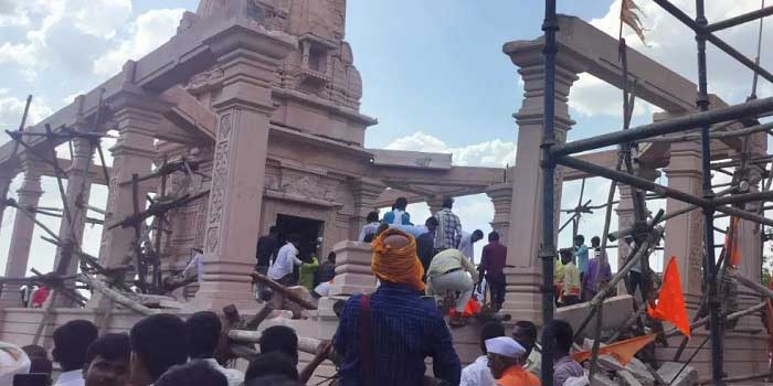 నిర్మాణంలో ఉన్న ఆలయం సభా మండపం కూలి పోవడంతో ఆరుగురు మృతి
