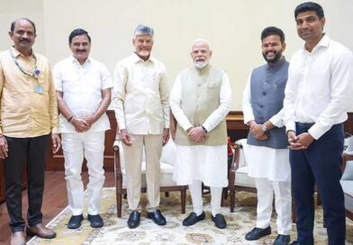 ప్రధాని మోదీని ఎయిర్పోర్టు ప్రారంభోత్సవానికి ఆహ్వానించిన చంద్రబాబు ప్రధాని మోదీని ఎయిర్పోర్టు ప్రారంభోత్సవానికి ఆహ్వానించిన చంద్రబాబు