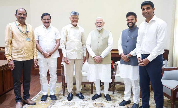 ప్రధాని మోదీని ఎయిర్పోర్టు ప్రారంభోత్సవానికి ఆహ్వానించిన చంద్రబాబు ప్రధాని మోదీని ఎయిర్పోర్టు ప్రారంభోత్సవానికి ఆహ్వానించిన చంద్రబాబు