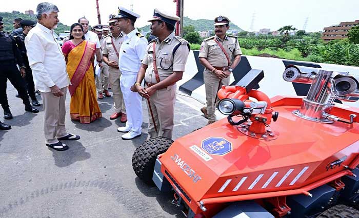 అధునాతన ఫైర్ ఫైటింగ్ వాహనాలు ప్రారంభించిన ముఖ్యమంత్రి అధునాతన ఫైర్ ఫైటింగ్ వాహనాలు ప్రారంభించిన ముఖ్యమంత్రి