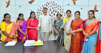 ముఖ్యమంత్రి చంద్రబాబుకి రాఖీలు కట్టిన హిళా మంత్రులు,మహిళ నేతలు