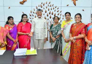 ముఖ్యమంత్రి చంద్రబాబుకి రాఖీలు కట్టిన హిళా మంత్రులు,మహిళ నేతలు