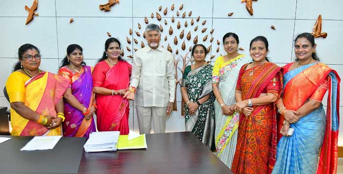 ముఖ్యమంత్రి చంద్రబాబుకి రాఖీలు కట్టిన హిళా మంత్రులు,మహిళ నేతలు