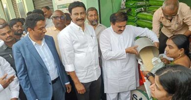 రాష్ట్రవ్యాప్తంగా 150 రైతు బజార్లు, 500 రైస్మిల్ అవుట్లెట్లలో విక్రయాలు ప్రారంభం-మంత్రి మనోహర్ రాష్ట్రవ్యాప్తంగా 150 రైతు బజార్లు, 500 రైస్మిల్ అవుట్లెట్లలో విక్రయాలు ప్రారంభం-మంత్రి మనోహర్