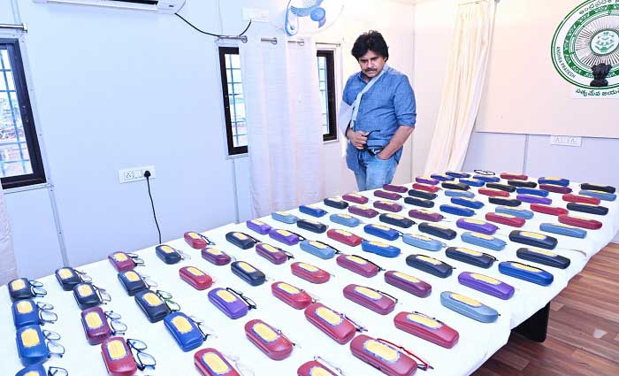 దృష్టి లోపాలున్న క్రోచెట్ లేస్ కళాకారులకు కళ్లజోళ్లు పంపించిన పవన్ కళ్యాణ్