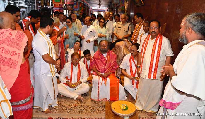 ఇంద్రకీలాద్రిపై ఆర్ట్ ఆఫ్ లివింగ్ వ్యవస్థాపకులు శ్రీ శ్రీ రవిశంకర్ గురూజీ ప్రత్యేక పూజలు