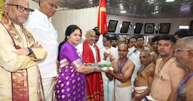 బ్రహ్మోత్సవ సేవకులకు వస్త్రాలు అందించిన వేమిరెడ్డి దంపతులు బ్రహ్మోత్సవ సేవకులకు వస్త్రాలు అందించిన వేమిరెడ్డి దంపతులు