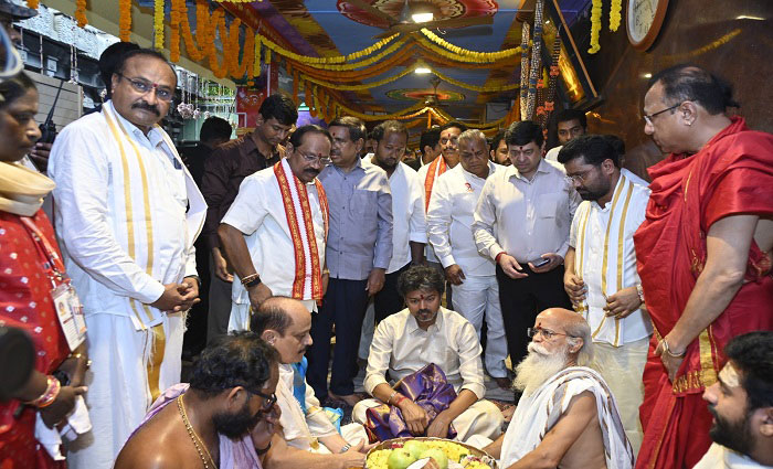 శ్రీ కనకదుర్గ అమ్మవారిని దర్శించుకున్న తమిళనాడు ముఖ్యమంత్రి విజయ్