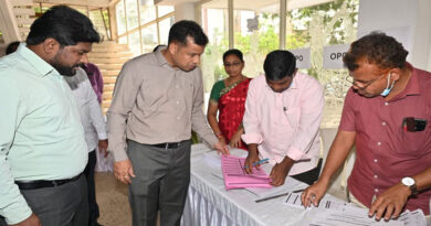 ఎన్నికల విధుల్లో ఉన్న సిబ్బంది పోస్టల్ బ్యాలెట్‌ను వినియోగించుకోవాలి-జిల్లా కలెక్టర్