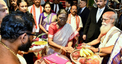 ఇంద్రకీలాద్రిపై శ్రీ కనకదుర్గమ్మ అమ్మవారిని దర్శించుకున్న రాష్ట్రపతి ద్రౌపది ముర్ము ఇంద్రకీలాద్రిపై శ్రీ కనకదుర్గమ్మ అమ్మవారిని దర్శించుకున్న రాష్ట్రపతి ద్రౌపది ముర్ము