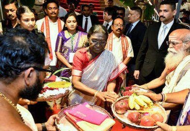 ఇంద్రకీలాద్రిపై శ్రీ కనకదుర్గమ్మ అమ్మవారిని దర్శించుకున్న రాష్ట్రపతి ద్రౌపది ముర్ము ఇంద్రకీలాద్రిపై శ్రీ కనకదుర్గమ్మ అమ్మవారిని దర్శించుకున్న రాష్ట్రపతి ద్రౌపది ముర్ము