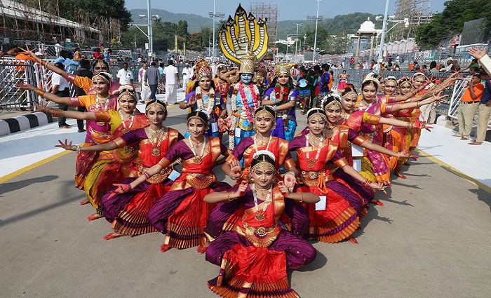 శ్రీవారి వాహనసేవలో భక్తి పరిమళాలు.. జానపద కళల సందళ్లు